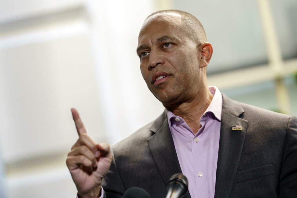 Asaltante del Capitolio indultado por Trump es detenido por amenazar a líder demócrata - c2a41cf028d37adb6b4441e54371a41f46fe1cd5w-1024x683