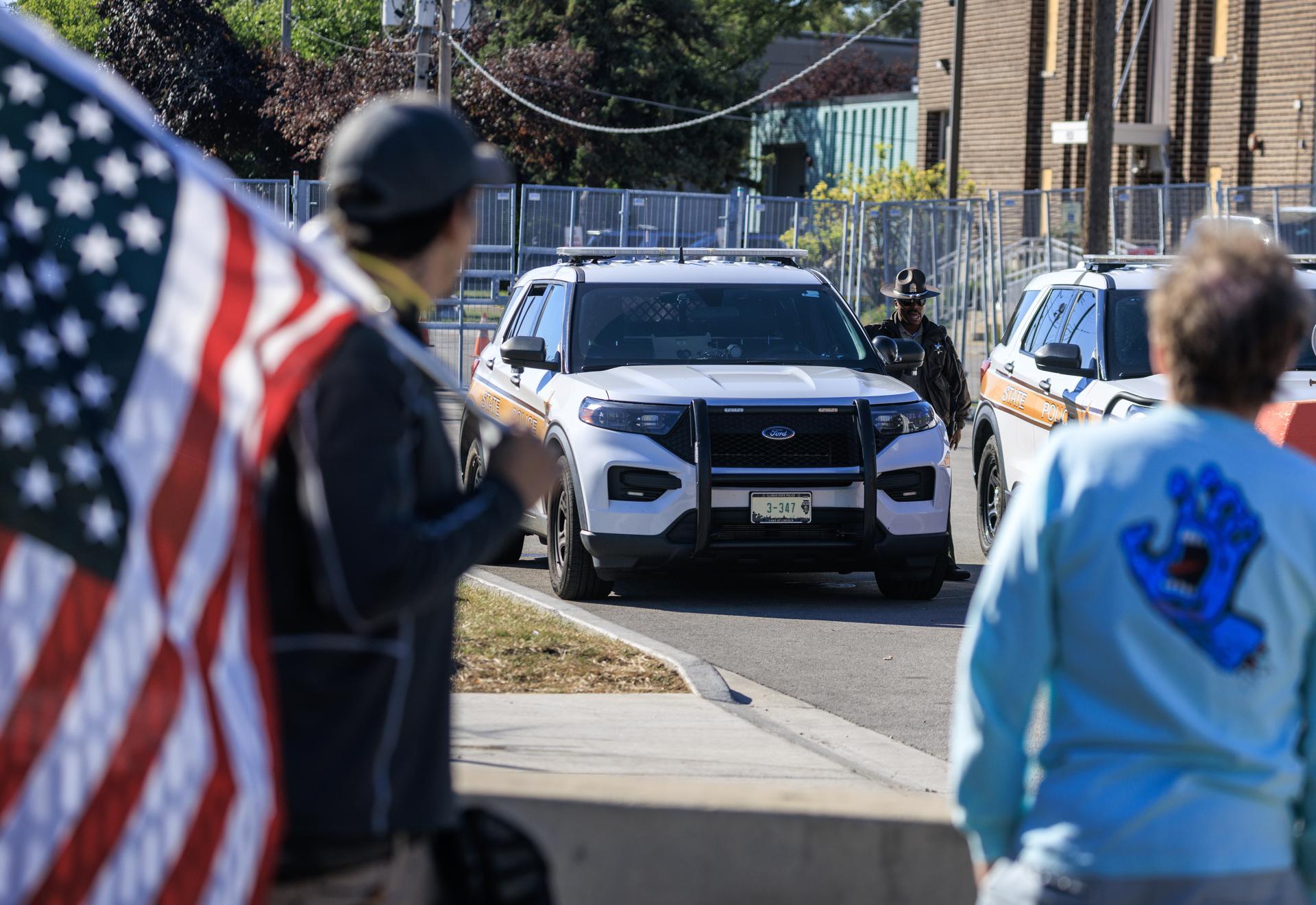 Jueza prohíbe a agentes federales en Chicago usar fuerza contra periodistas y manifestantes