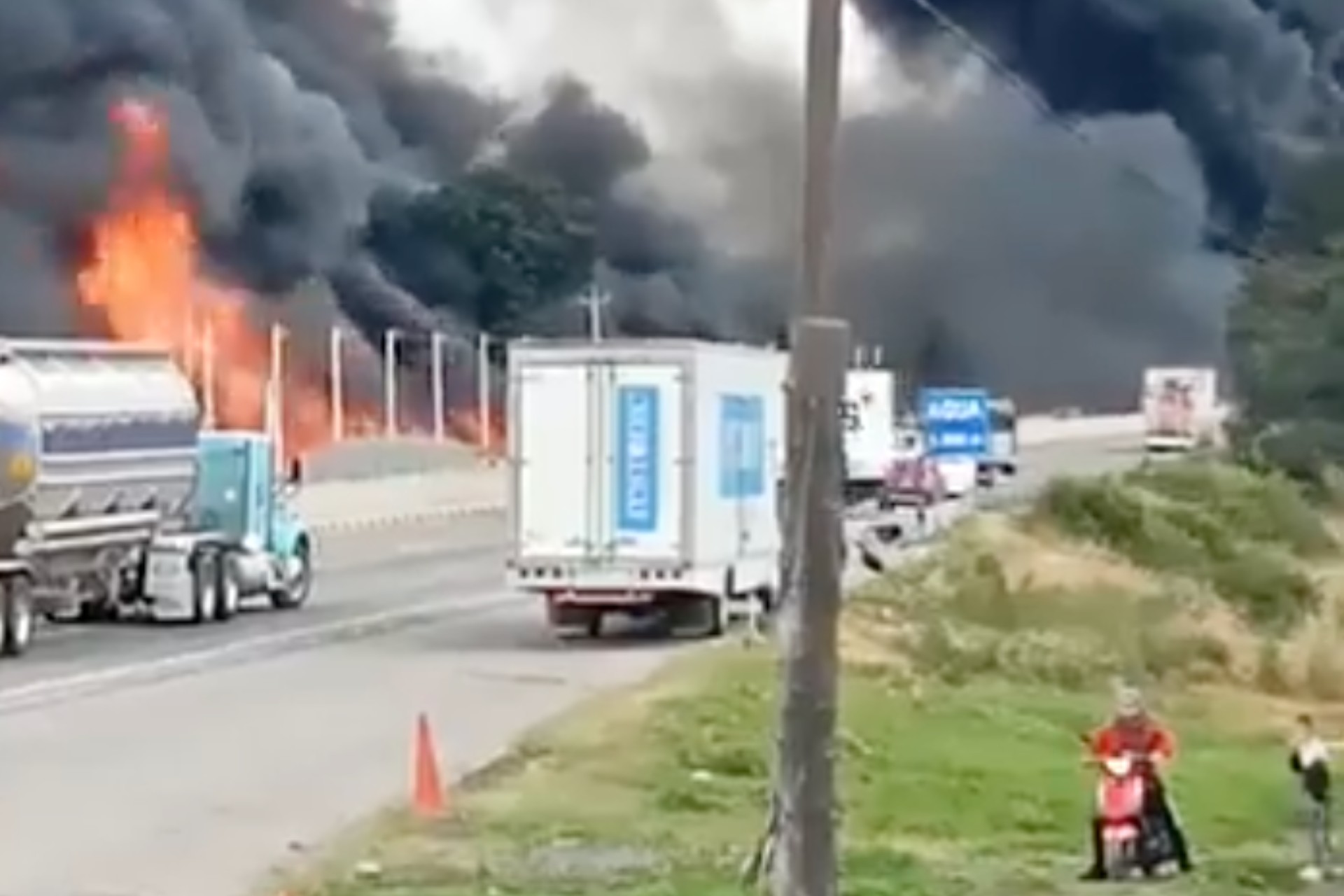Cierran la autopista México-Puebla por choque e incendio de dos pipas Cierran la autopista México-Puebla por choque e incendio de dos pipas