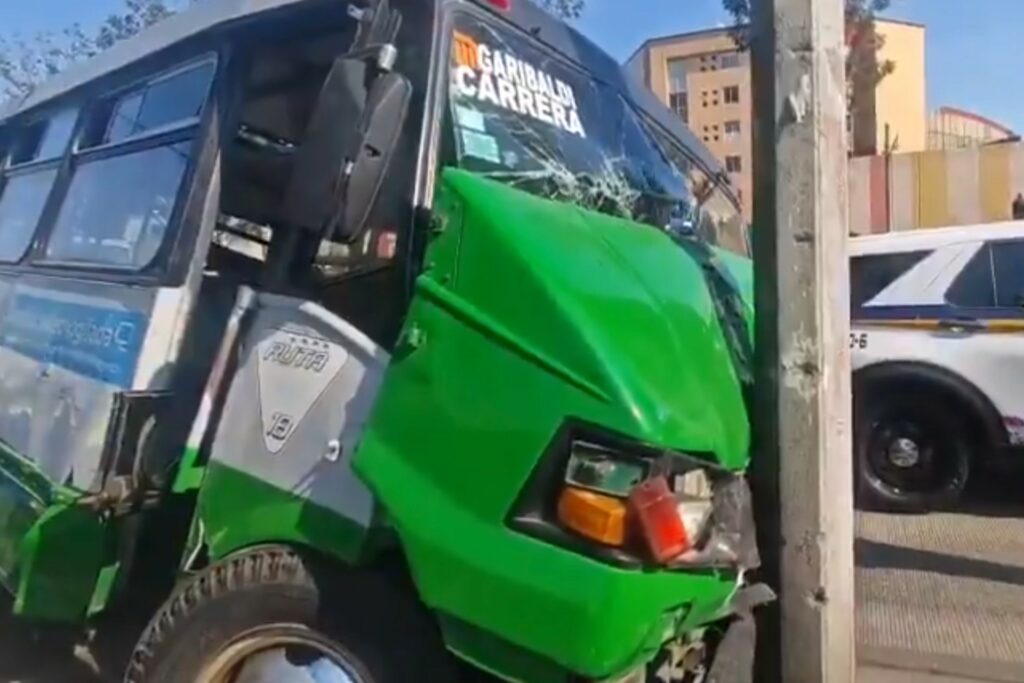 Choque de microbús en Paseo de la Reforma, CDMX, deja al menos 15 heridos