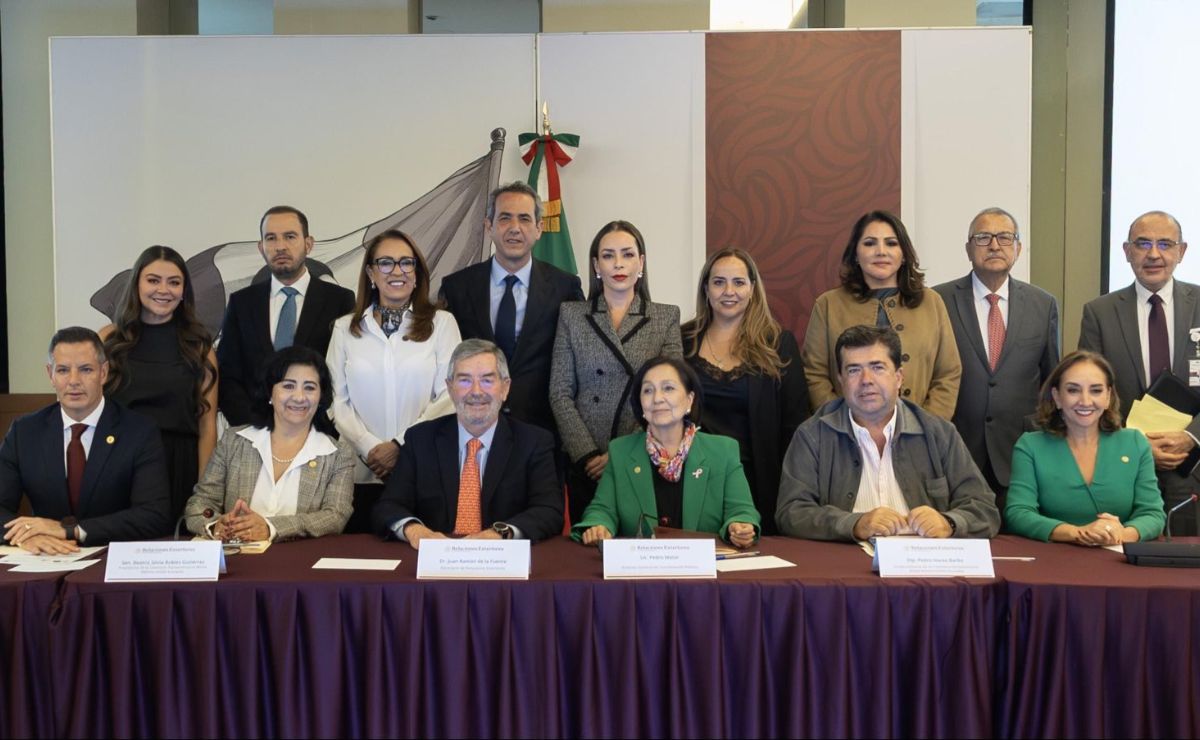 Canciller Juan Ramón de la Fuente conversa con legisladores rumbo a la reunión México-UE