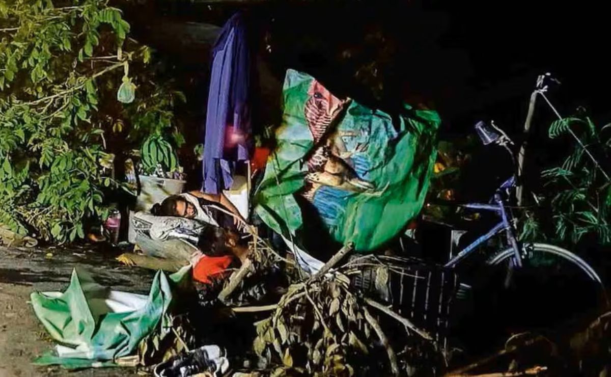 “No hay donde quedarnos”: Damnificados de Álamo duermen a la orilla de la carretera