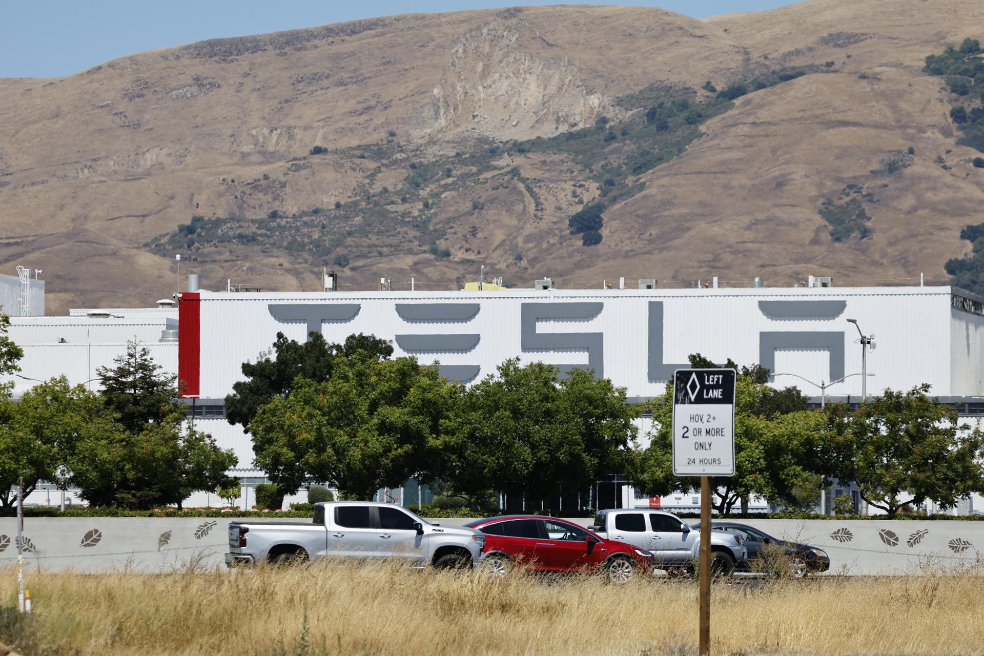 Demandan a Tesla por la muerte de dos jóvenes atrapados en una Cybertruck tras un choque Demandan a Tesla por la muerte de dos jóvenes atrapados en una Cybertruck tras un choque