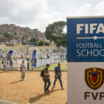 Jugar al fútbol y estudiar, el proyecto de la FIFA que llegará a 500 escuelas de Venezuela Jugar al fútbol y estudiar, el proyecto de la FIFA que llegará a 500 escuelas de Venezuela