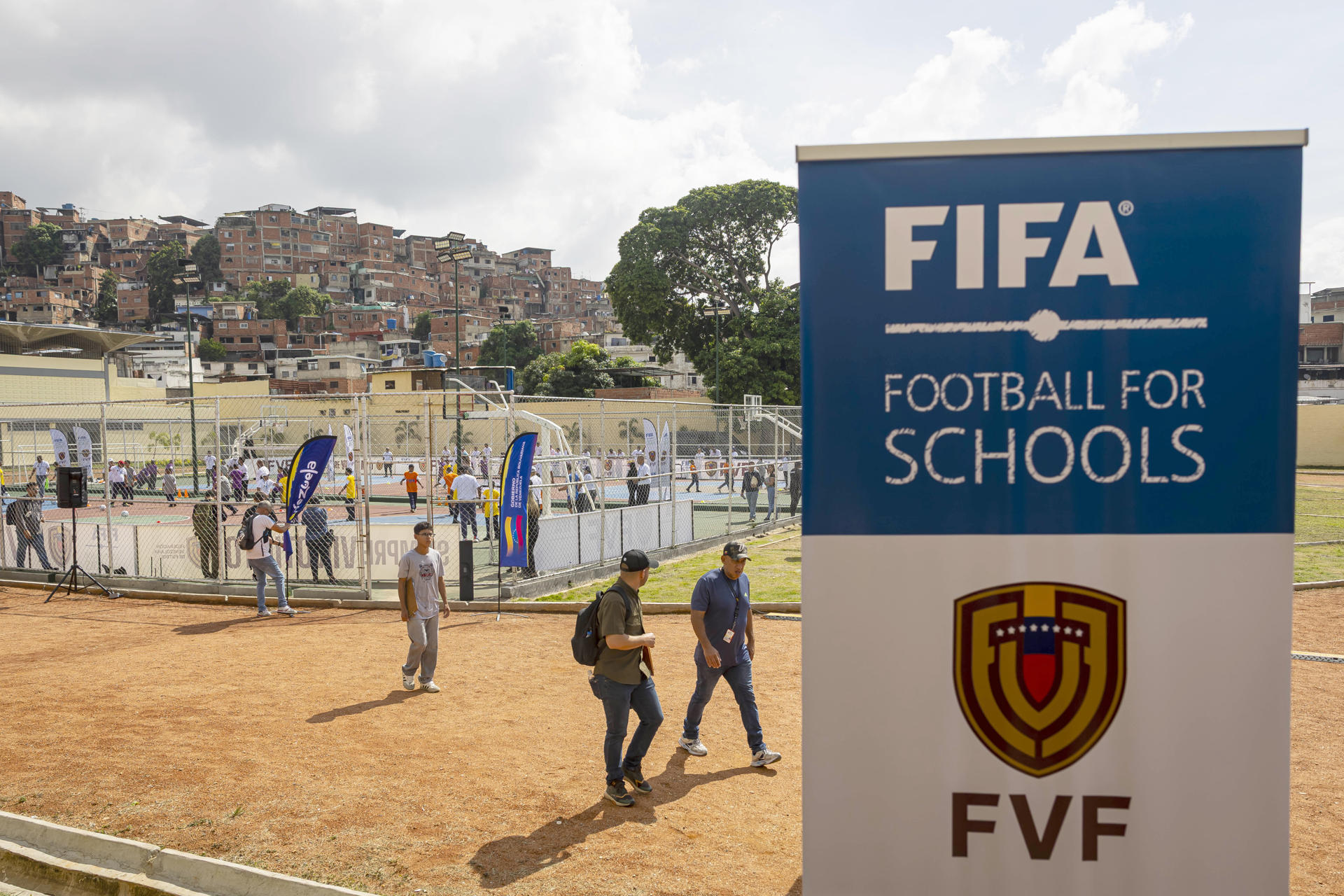 Jugar al fútbol y estudiar, el proyecto de la FIFA que llegará a 500 escuelas de Venezuela Jugar al fútbol y estudiar, el proyecto de la FIFA que llegará a 500 escuelas de Venezuela