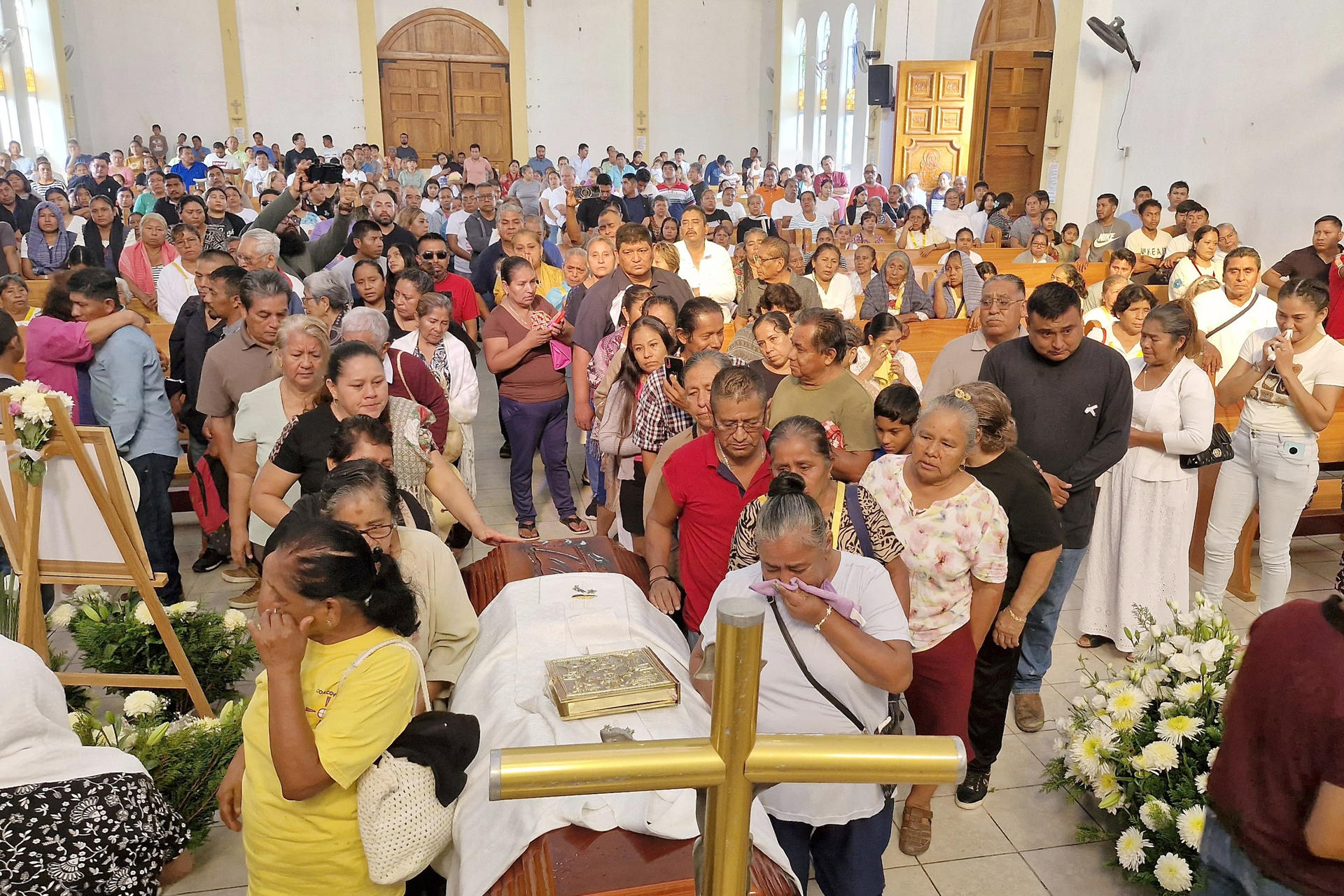 Manifestantes exigen “paz y justicia” tras el asesinato del sacerdote Bertoldo Pantaleón en Guerrero Manifestantes exigen “paz y justicia” tras el asesinato del sacerdote Bertoldo Pantaleón en Guerrero