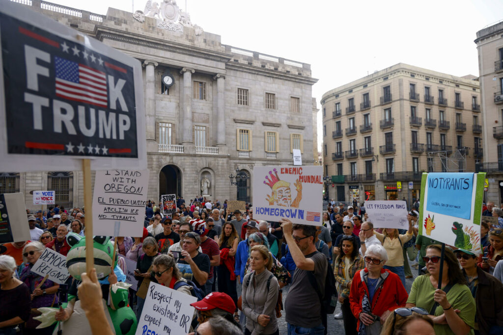 #FOTOS Protestan en España contra la 'tiranía' de Trump - e463166baad6e1d800a6cced828a964f17f35d2fw-1024x683
