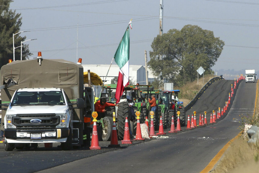 Bloqueo de productores agrícolas: liberan tramos carreteros y plazas de cobro