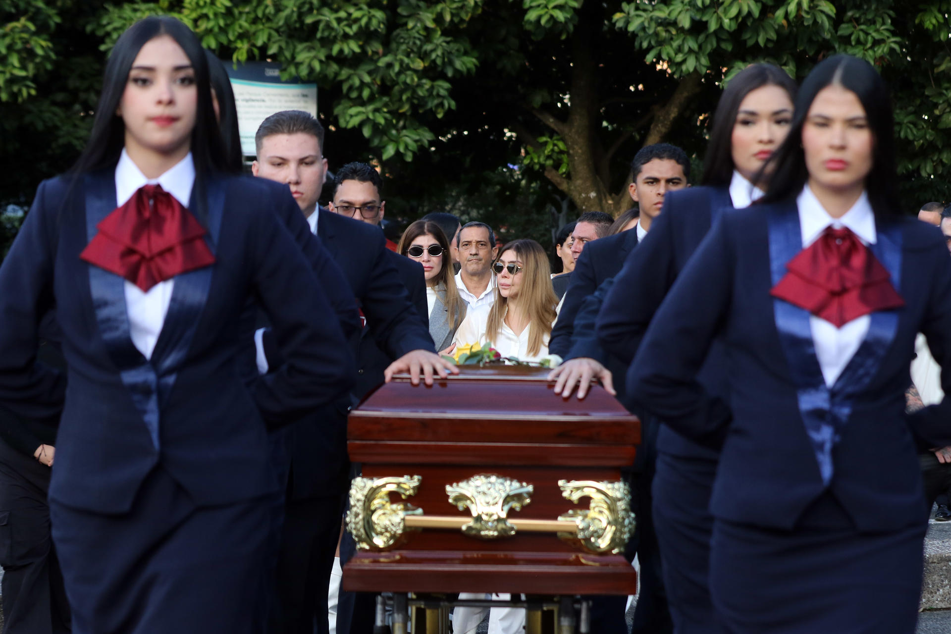 Despiden al cantante B King, asesinado en México, en un funeral con globos y palomas blancas Despiden al cantante B King, asesinado en México, en un funeral con globos y palomas blancas