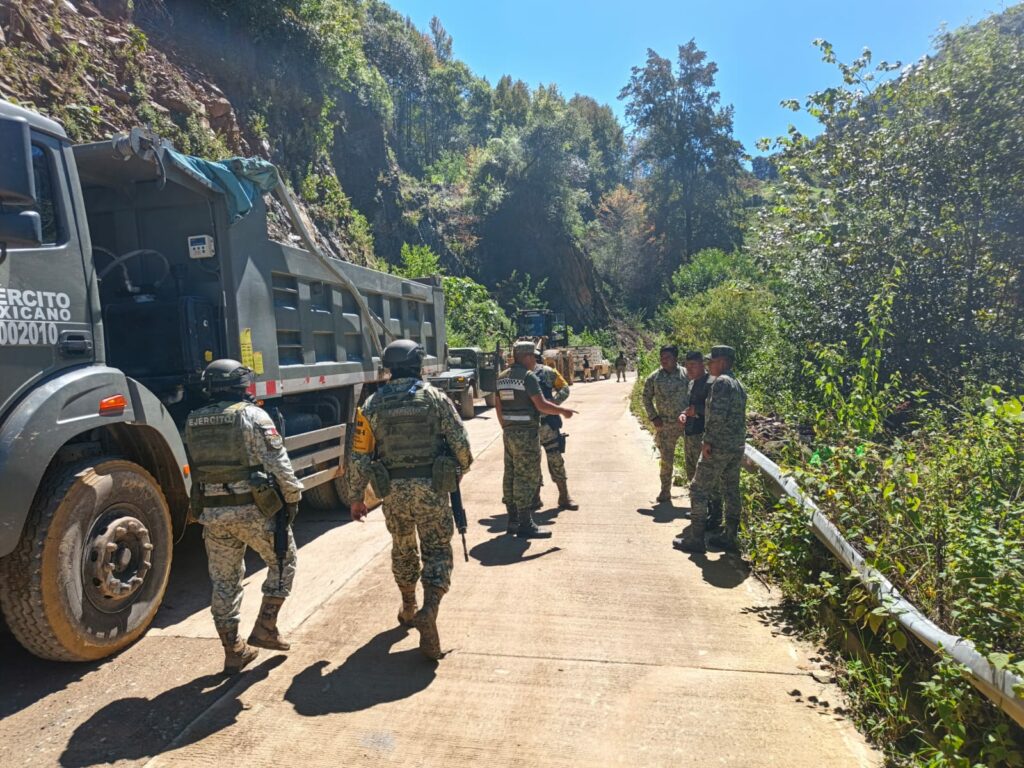Ejército Mexicano despliega maquinaria pesada para rehabilitar caminos en zonas afectadas por lluvias - ejercito-mexicano-despliega-maquinaria-pesada-para-rehabilitar-caminos-en-zonas-afectadas-por-lluvias-2-1024x768