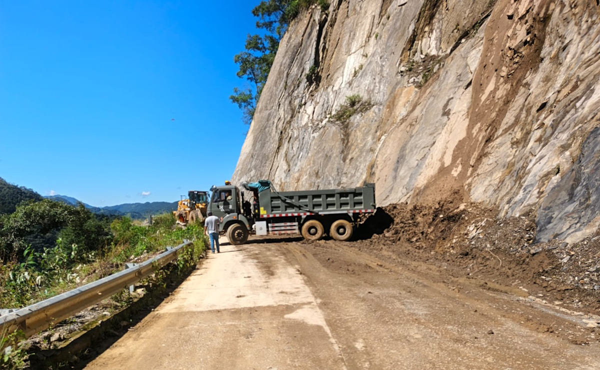 Ejército Mexicano despliega maquinaria pesada para rehabilitar caminos en zonas afectadas por lluvias Ejército Mexicano despliega maquinaria pesada para rehabilitar caminos en zonas afectadas por lluvias