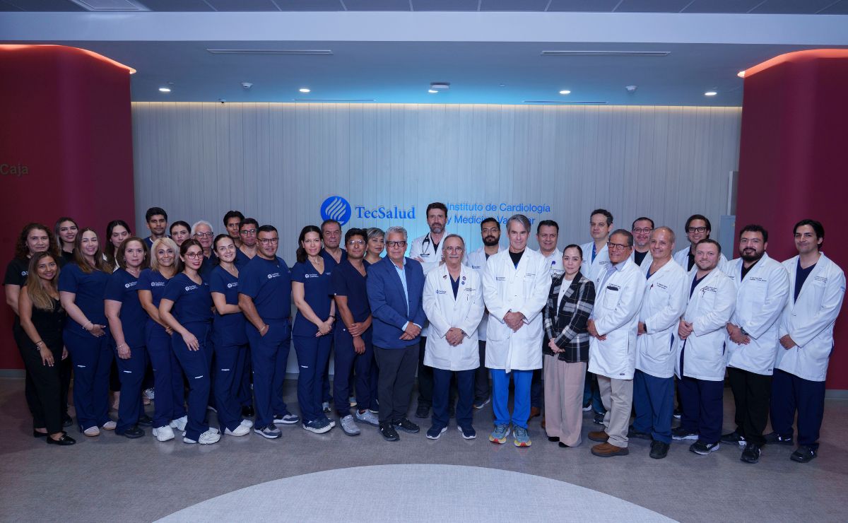 TecSalud recibe premio internacional por su programa de Oxigenación por Membrana Extracorpórea - equipo-ecmo-junto-a-directivos-y-medicos-del-instituto-de-cardiologia-y-medicina-vascular-de-tecsalud