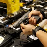 Acusan a mexicano y su hijo de traficar más de 300 armas y municiones desde EE.UU.