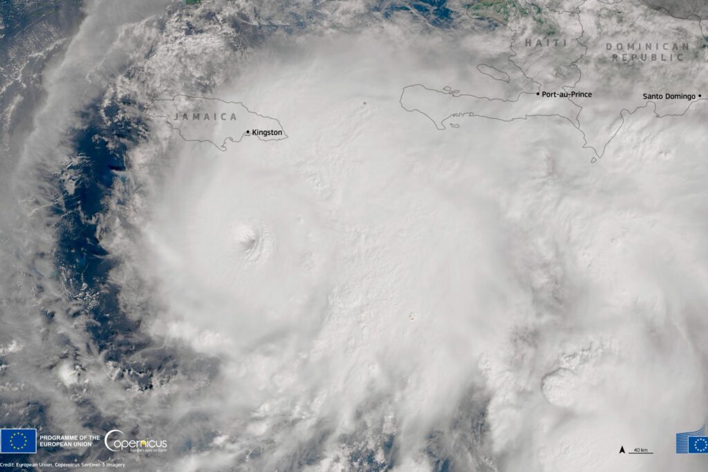 Huracán “Melissa”, de categoría 5, azota Jamaica con vientos y lluvias devastadores