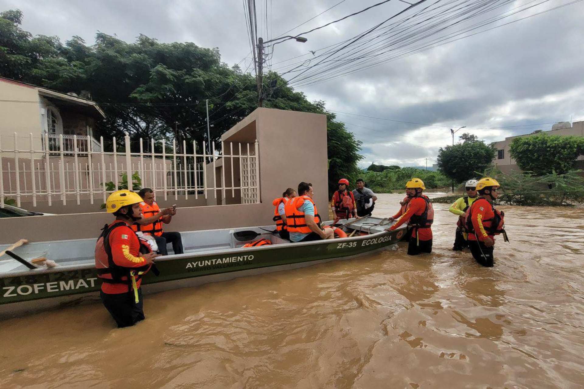 Tormenta en Puerto Vallarta, Jalisco, deja un muerto Tormenta en Puerto Vallarta, Jalisco, deja un muerto
