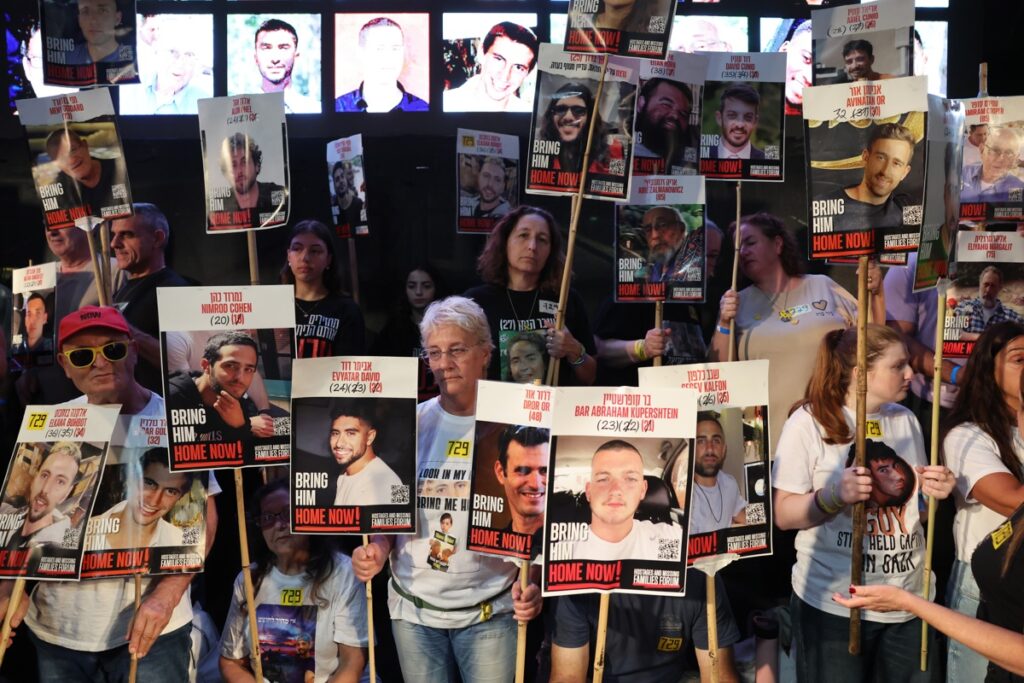 Israel acusa a Hamás de violar los términos del alto al fuego tras no devolver restos de víctimas