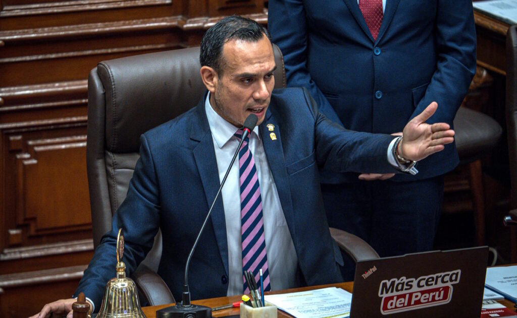 Presidente de Perú confirma que ex primer ministra de Castillo “no podrá viajar” a México