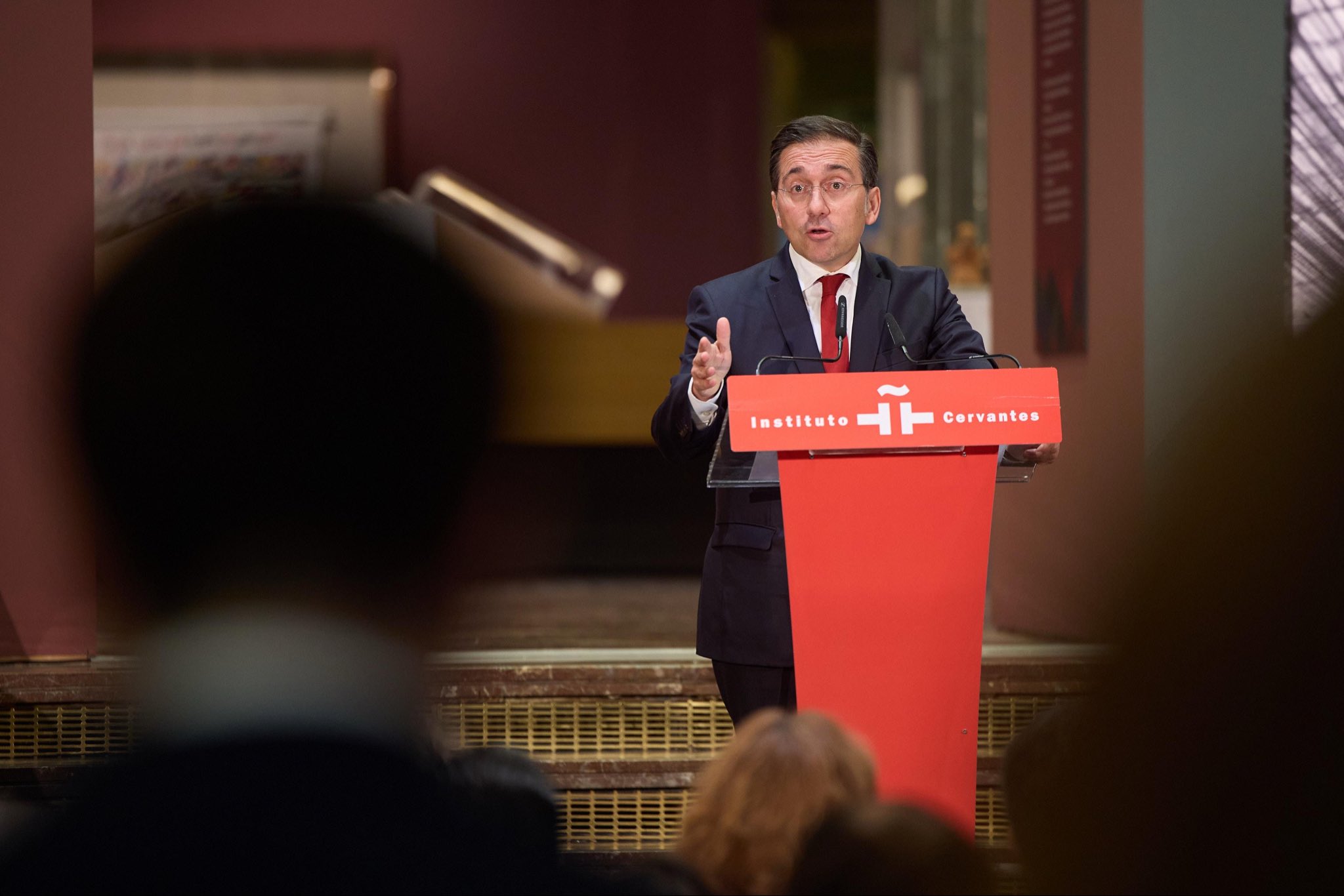 España reconoce injusticias hacia pueblos originarios mexicanos y ve justo lamentarlo