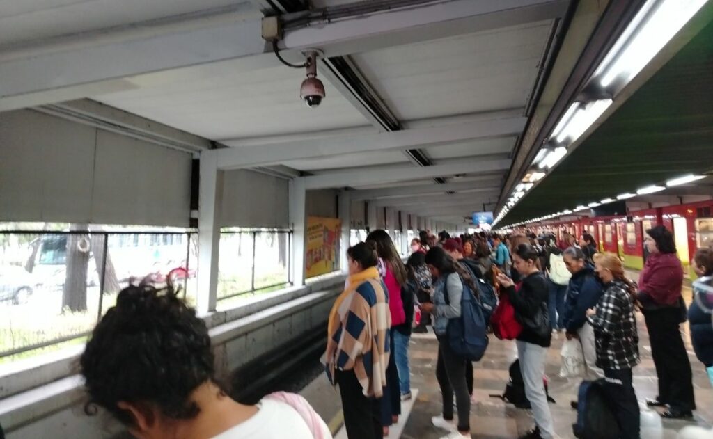 Usuarios del Metro CDMX reportan servicio lento en estas líneas
