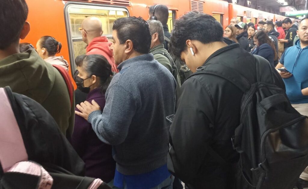 Metro CDMX inicia la semana con retrasos en el servicio