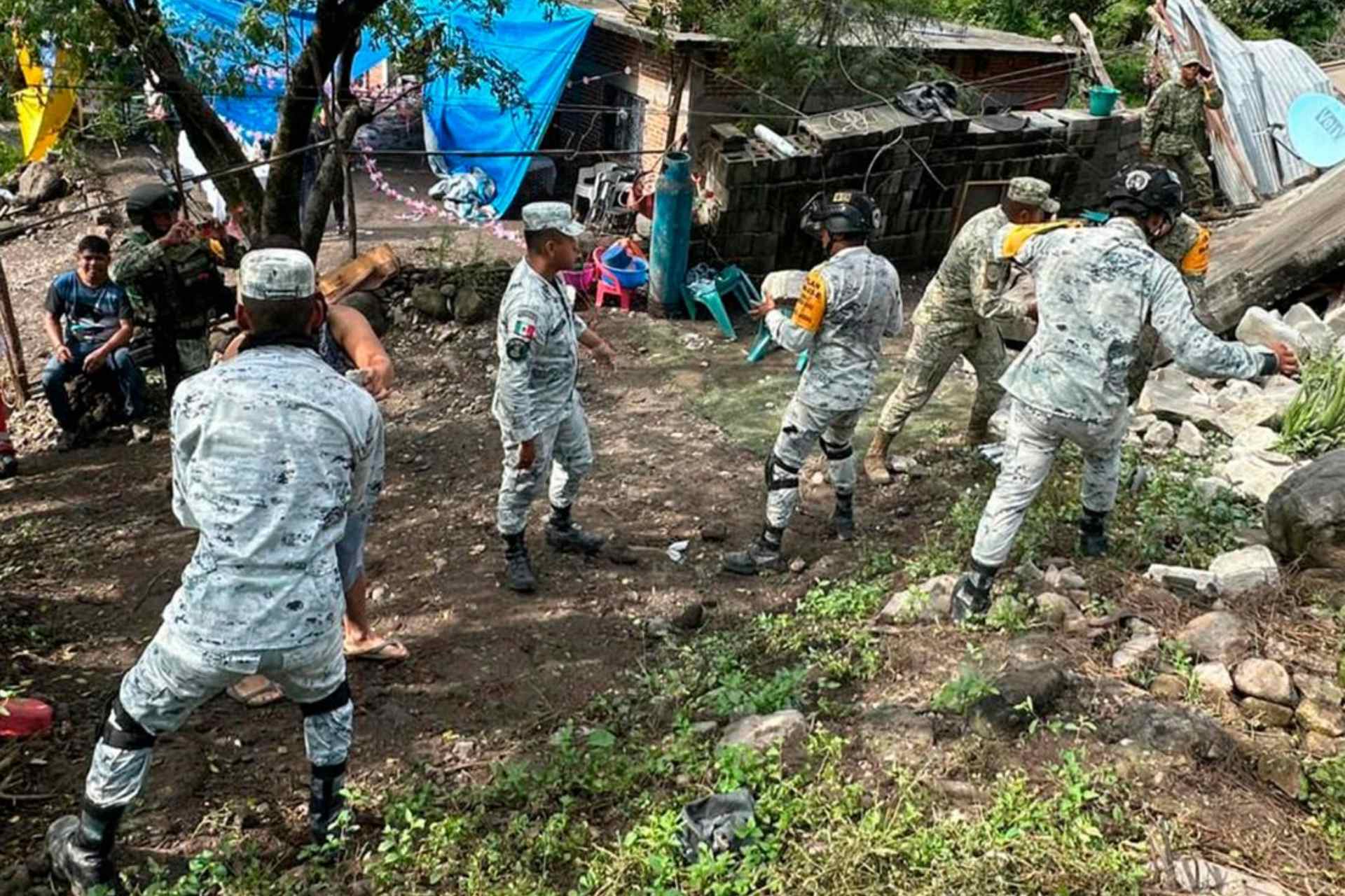 Despliegan más de 10 mil elementos de Fuerzas Armadas por lluvias en cinco estados Despliegan más de 10 mil elementos de Fuerzas Armadas por lluvias en cinco estados