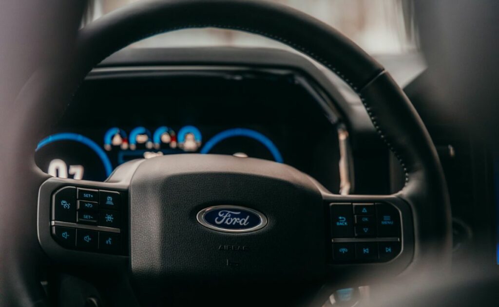 Advierten fallas en la batería de más de 10 mil 500 vehículos Ford