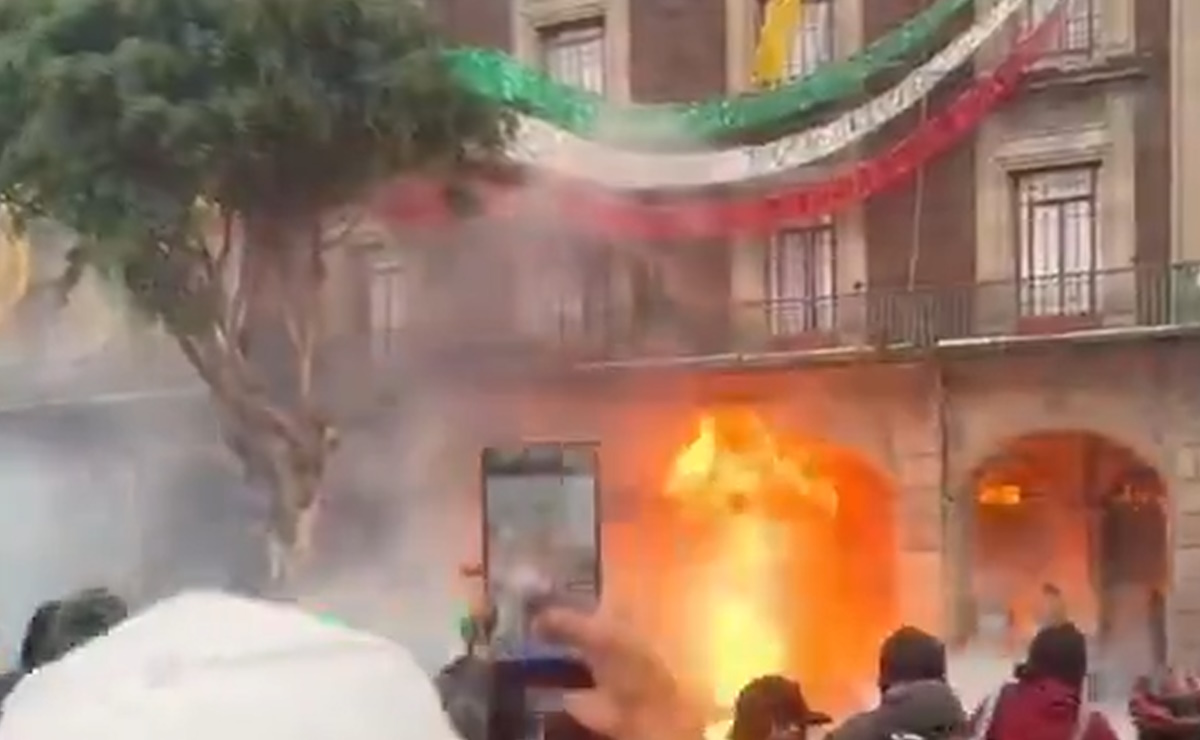 Marcha por el 2 de octubre: Caos en el Zócalo de la CDMX por enfrentamientos