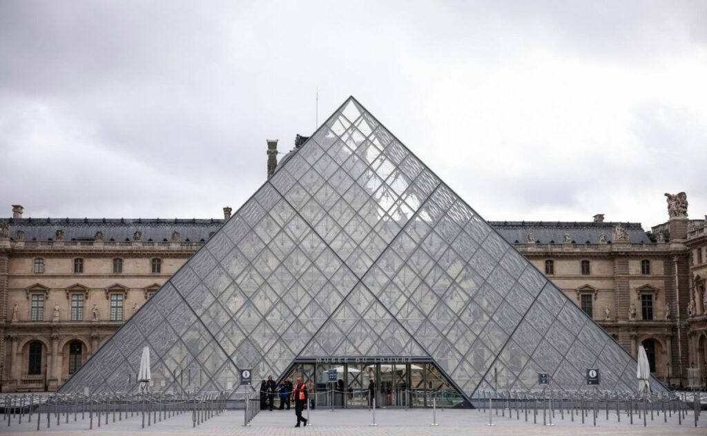 Detienen a dos sospechosos por robo al Museo del Louvre