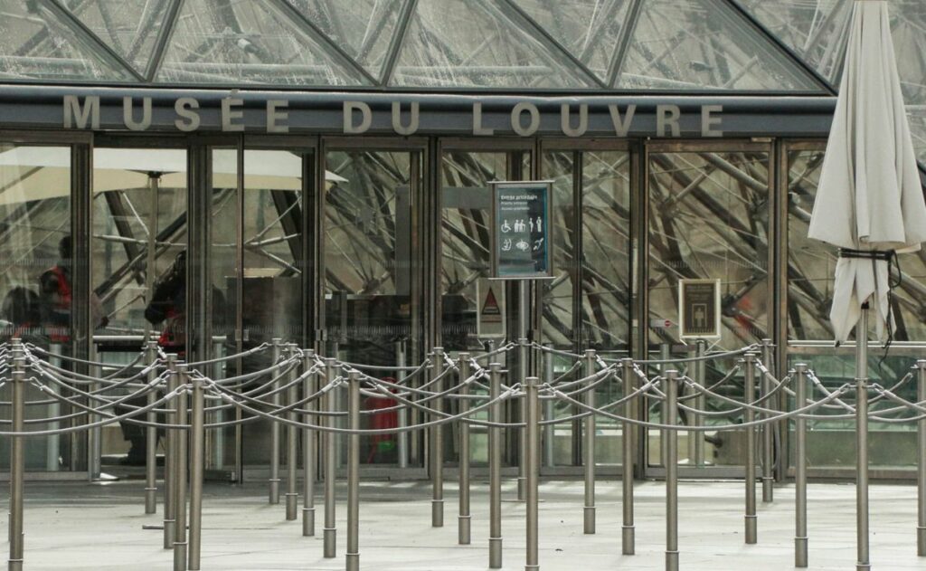 Uno de los detenidos no fue consciente de la gravedad del robo al Louvre, dice abogada