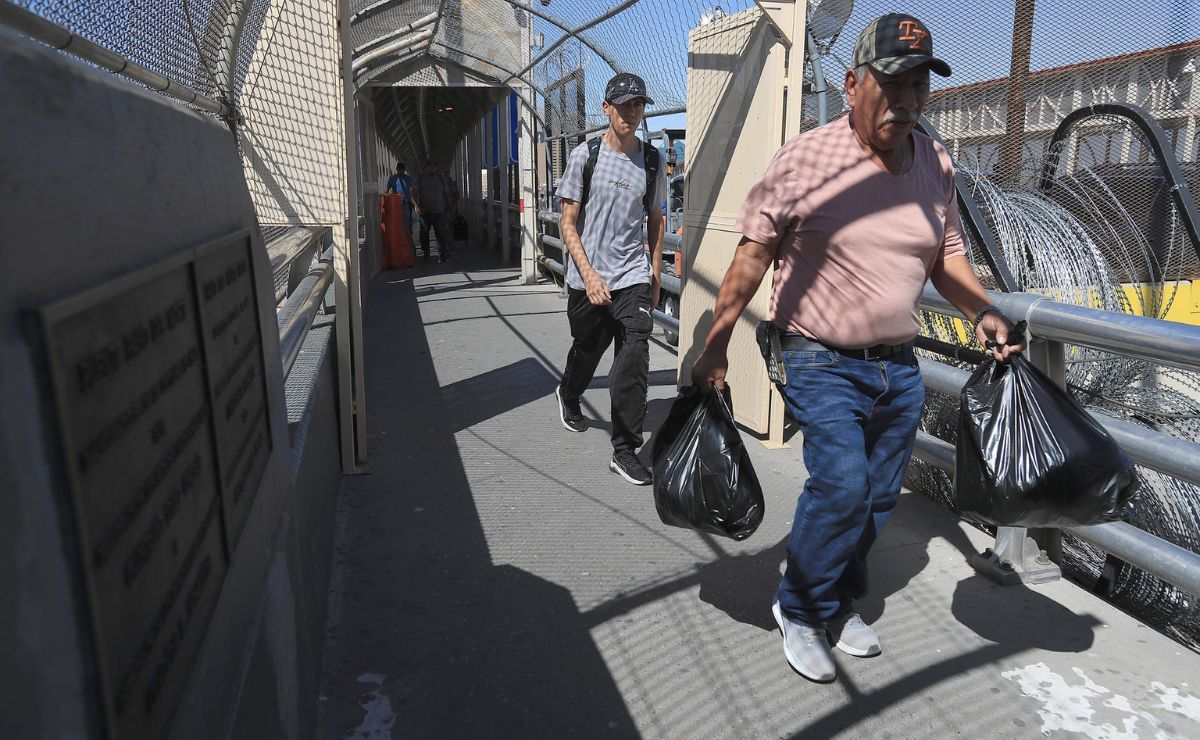 El norte de México busca adaptarse a los cambios en visas de trabajo y turismo en EE.UU. - personas-cruzan-hacia-estados-unidos-por-el-puente-internacional-paso-del-norte-en-ciudad-juarez-chihuahua