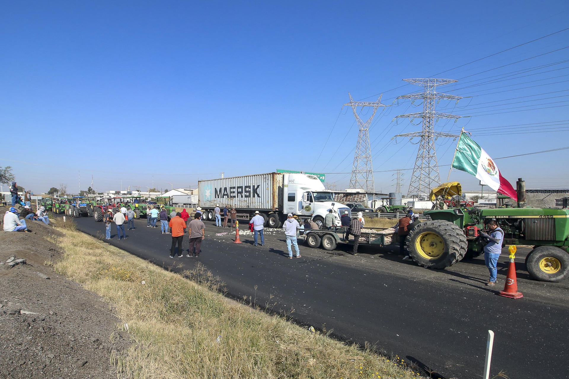 Protesta de productores de maíz: Cierran con cadenas la Segob y hay bloqueos carreteros