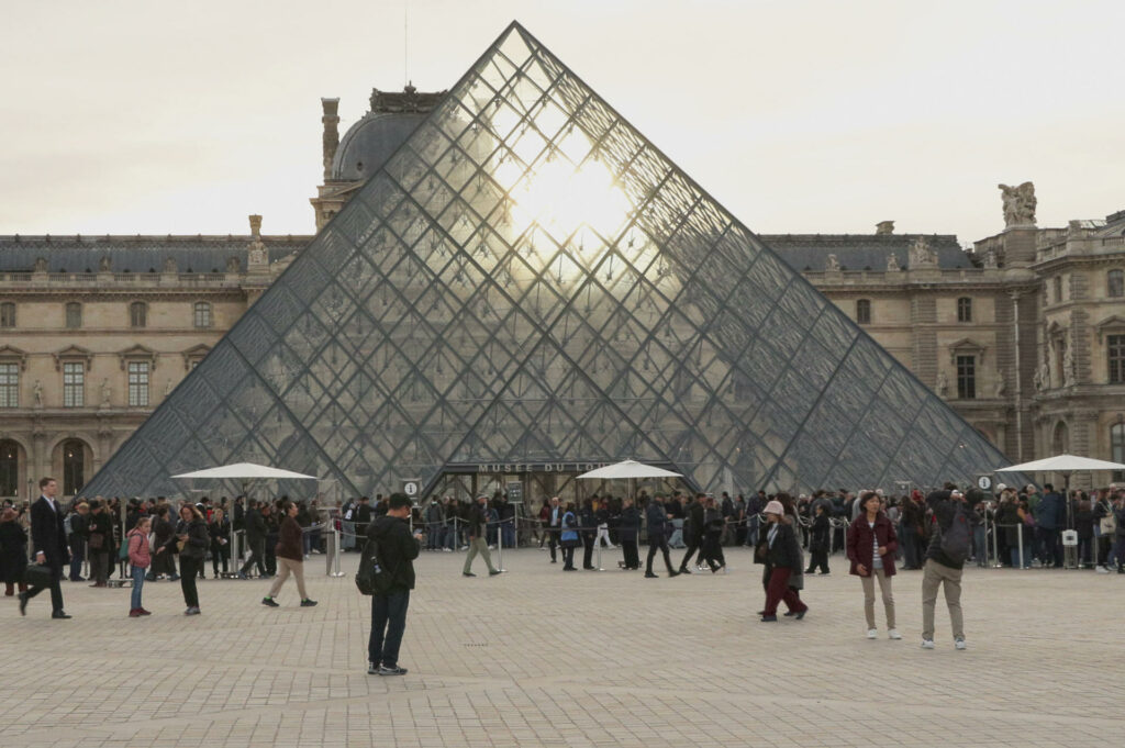 Reabren el Museo del Louvre luego de tres días de cierre tras el robo de joyas
