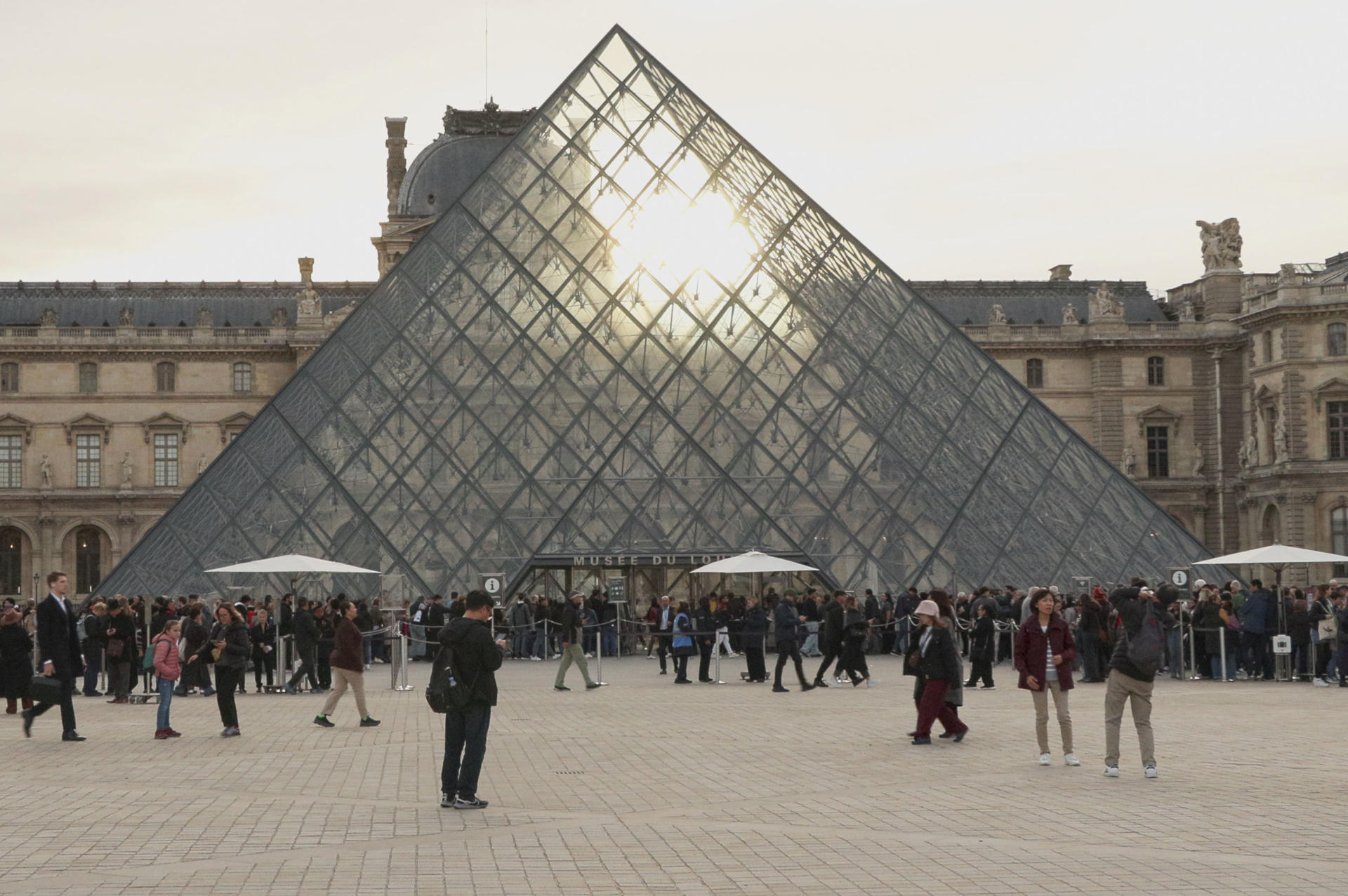 Reabren el Museo del Louvre luego de tres días de cierre tras el robo de joyas
