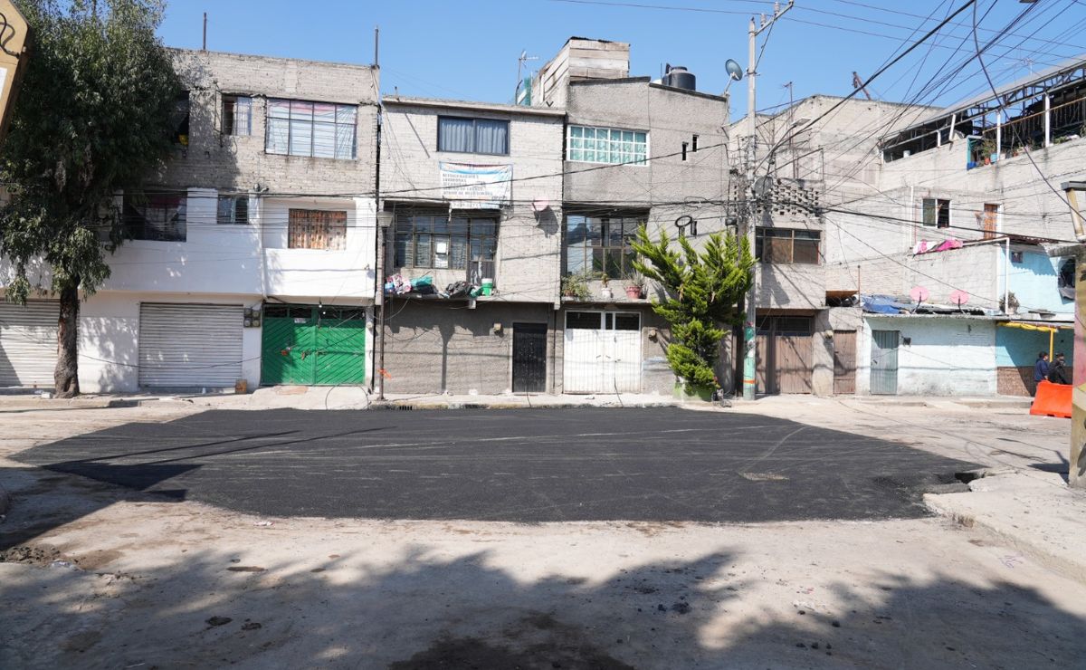 Reparan socavón en el que cayó camión de refrescos en Iztapalapa Reparan socavón en el que cayó camión de refrescos en Iztapalapa