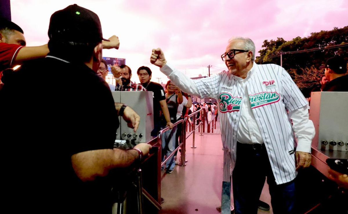 Sinaloa logra un 'Cuadrangular del Bienestar' en favor de niños enfermos - ruben-rocha-en-partido-de-beisbol-con-causa