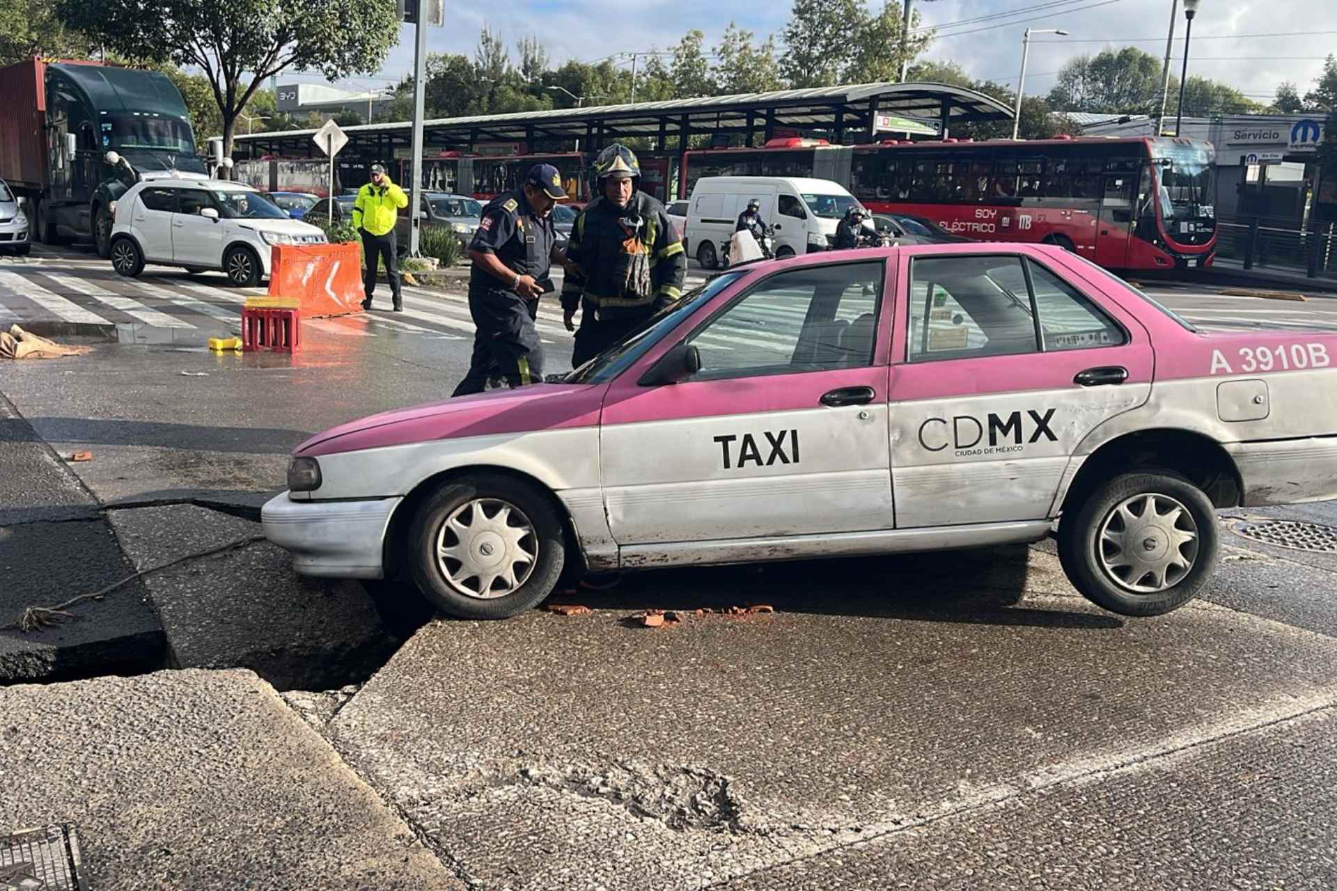 Se abre socavón en Azcapotzalco, CDMX Se abre socavón en Azcapotzalco, CDMX