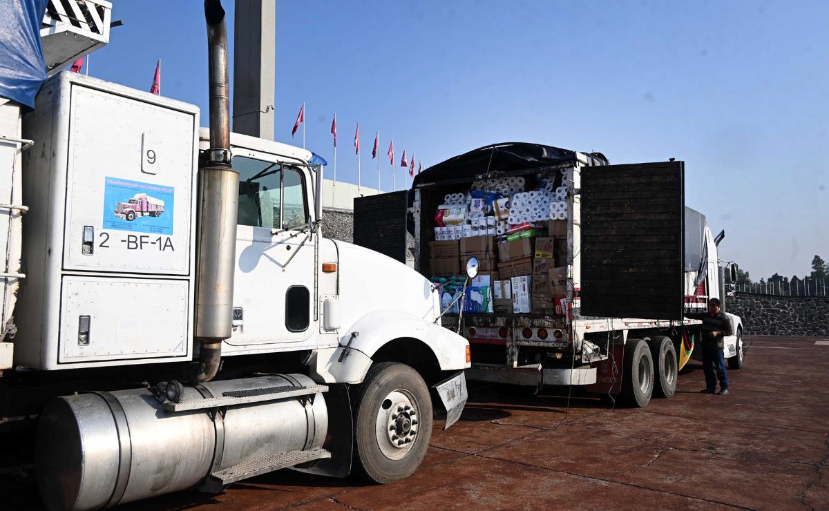 UNAM envía 65 toneladas de ayuda a damnificados por lluvias - traileres-en-los-que-se-trasladara-ayuda-para-damnificados-por-lluvias