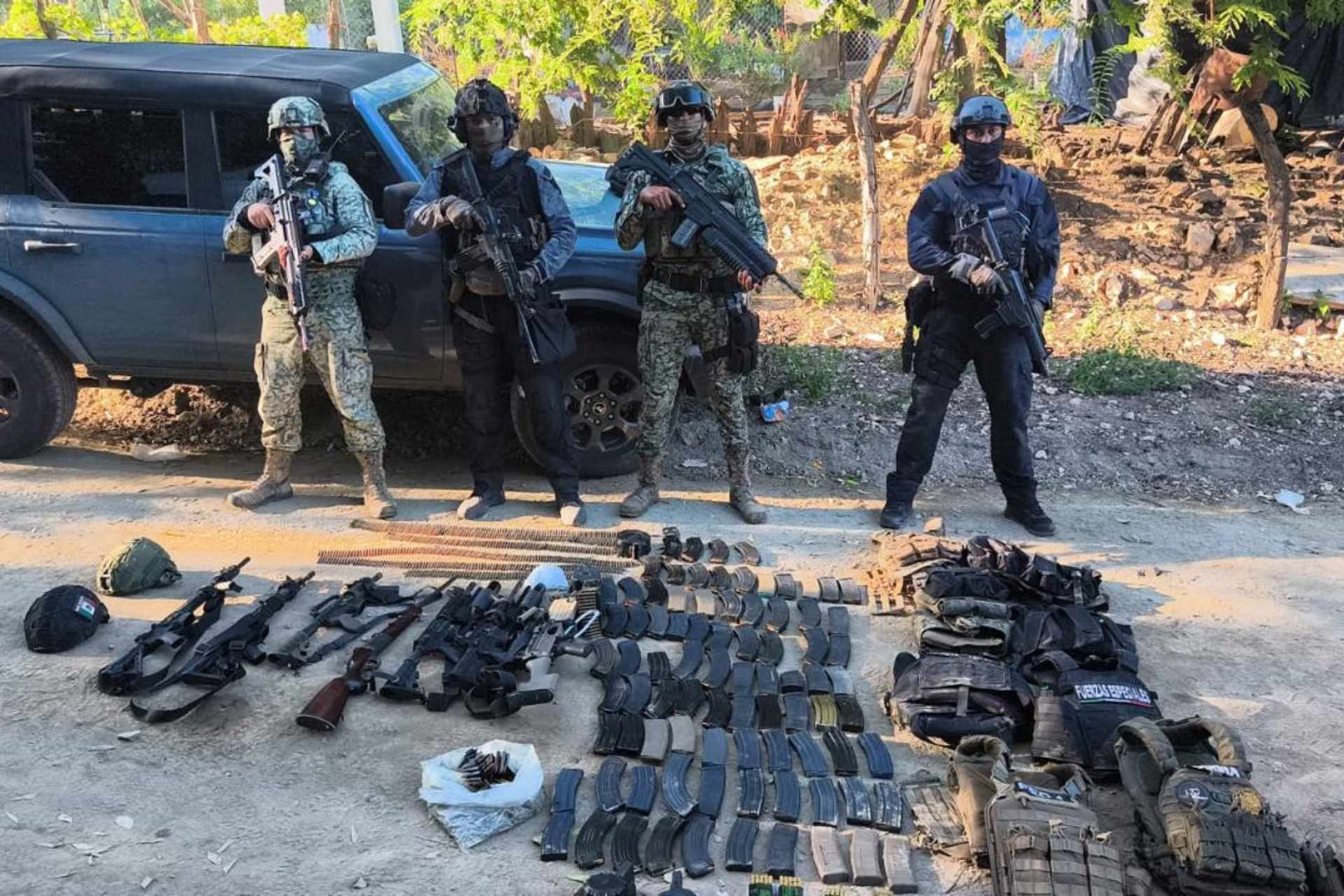 Detienen a 3 personas y decomisan arsenal en Sinaloa