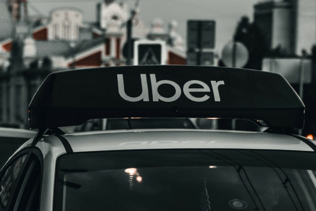 SICT aclara que Uber no puede dar servicios en aeropuertos