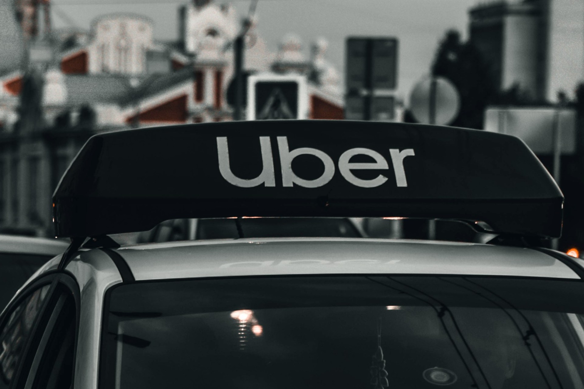 SICT aclara que Uber no puede dar servicios en aeropuertos