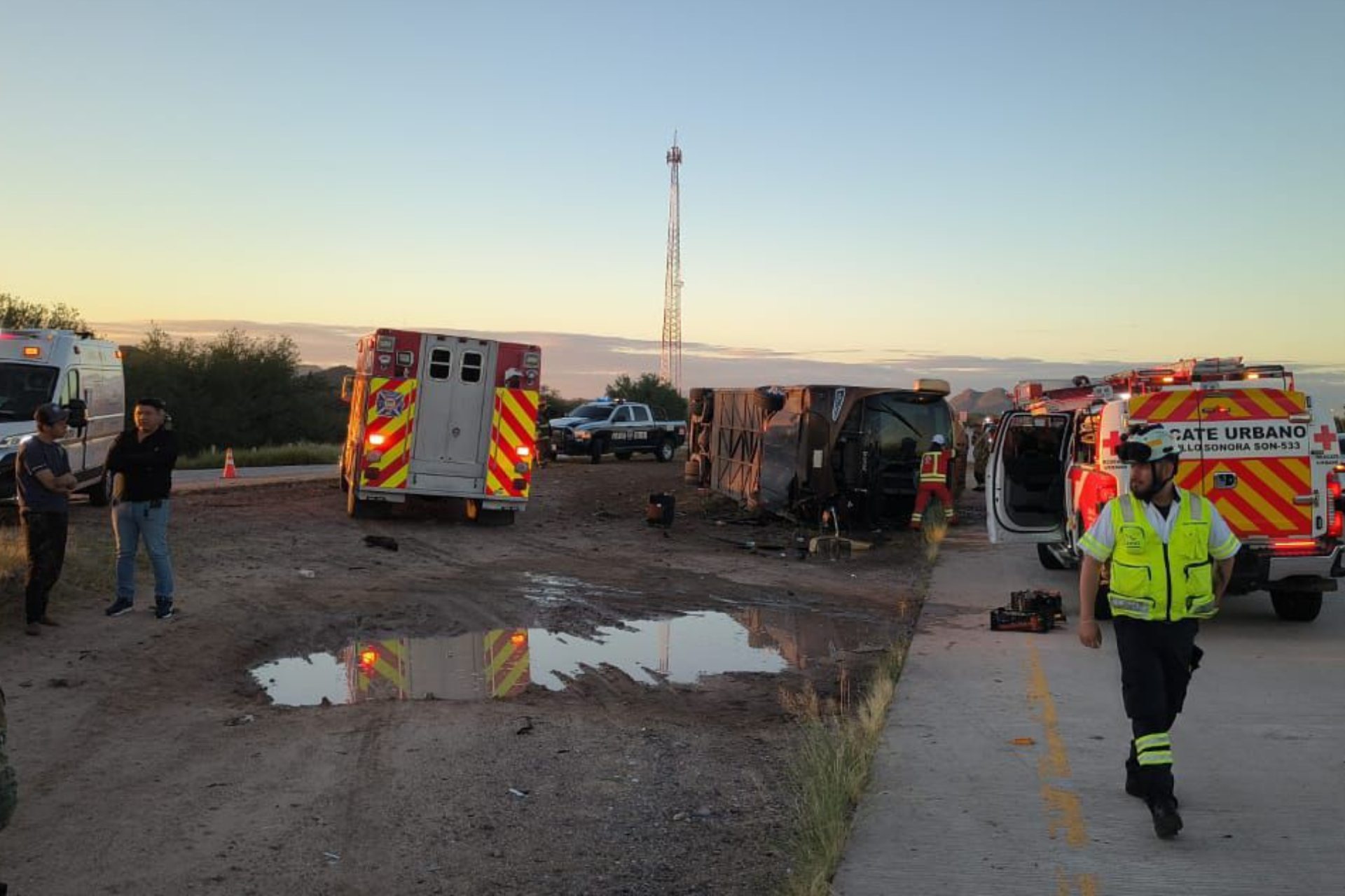 Volcadura de autobús en la carretera Hermosillo-Guaymas deja al menos 5 muertos
