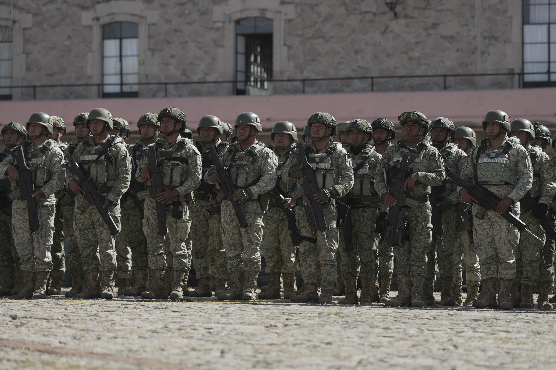 Detienen a siete y decomisan explosivos en Michoacán