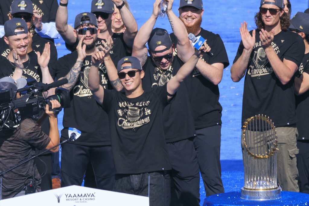 Los Dodgers desatan la euforia masiva en Los Ángeles por su triunfo en la Serie Mundial - 0e850a3389abc2c72dcfaf3bc2b26d28516e2803w-1024x683