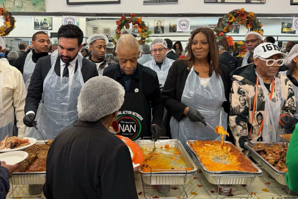 Zohran Mamdani reparte comida en Nueva York durante el Día de Acción de Gracias - 1853647095298e17cb123fc93c6cdc19cb2d4e6bw-1024x683
