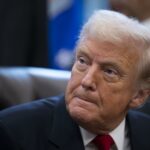 Epstein dijo a experiodista del NYT que tenía fotos de Trump con mujeres en su casa