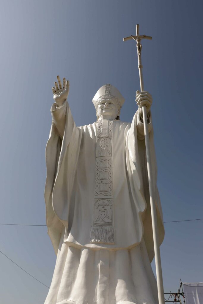Ciudad peruana de Chiclayo inaugura gran estatua en honor a su exobispo, el papa León XIV - 45542a5f72a3005a28eec271a54da79fb89664c7w-683x1024