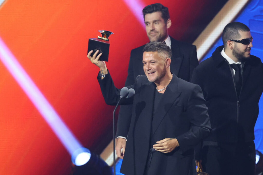 Bad Bunny agranda su huella, Alejandro Sanz sorprende y Karol G deslumbra en los Latin Grammy - 4cf3b92e12ac15d1a21715d15cb89e8e5b51329ew-1024x683