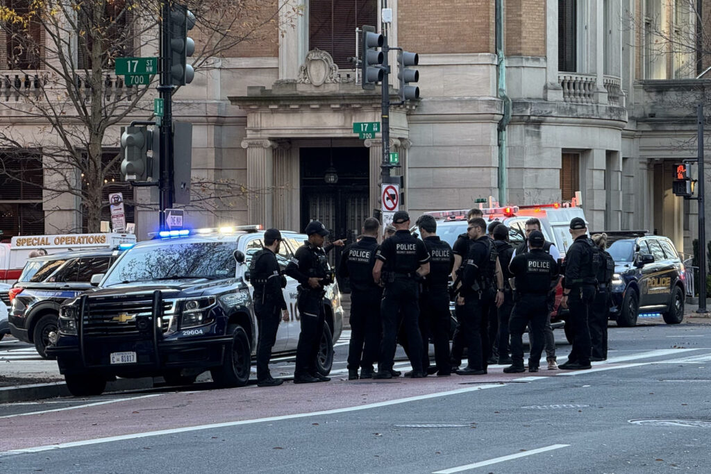 Trump promete que la persona que tiroteó dos guardias nacionales pagará un "precio alto" - 4cf773ea40699e70df5bb663e8378b847872b8baw-1024x683