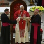 El papa lamenta “el uso de la religión para justificar las guerras”, en misa en Estambul