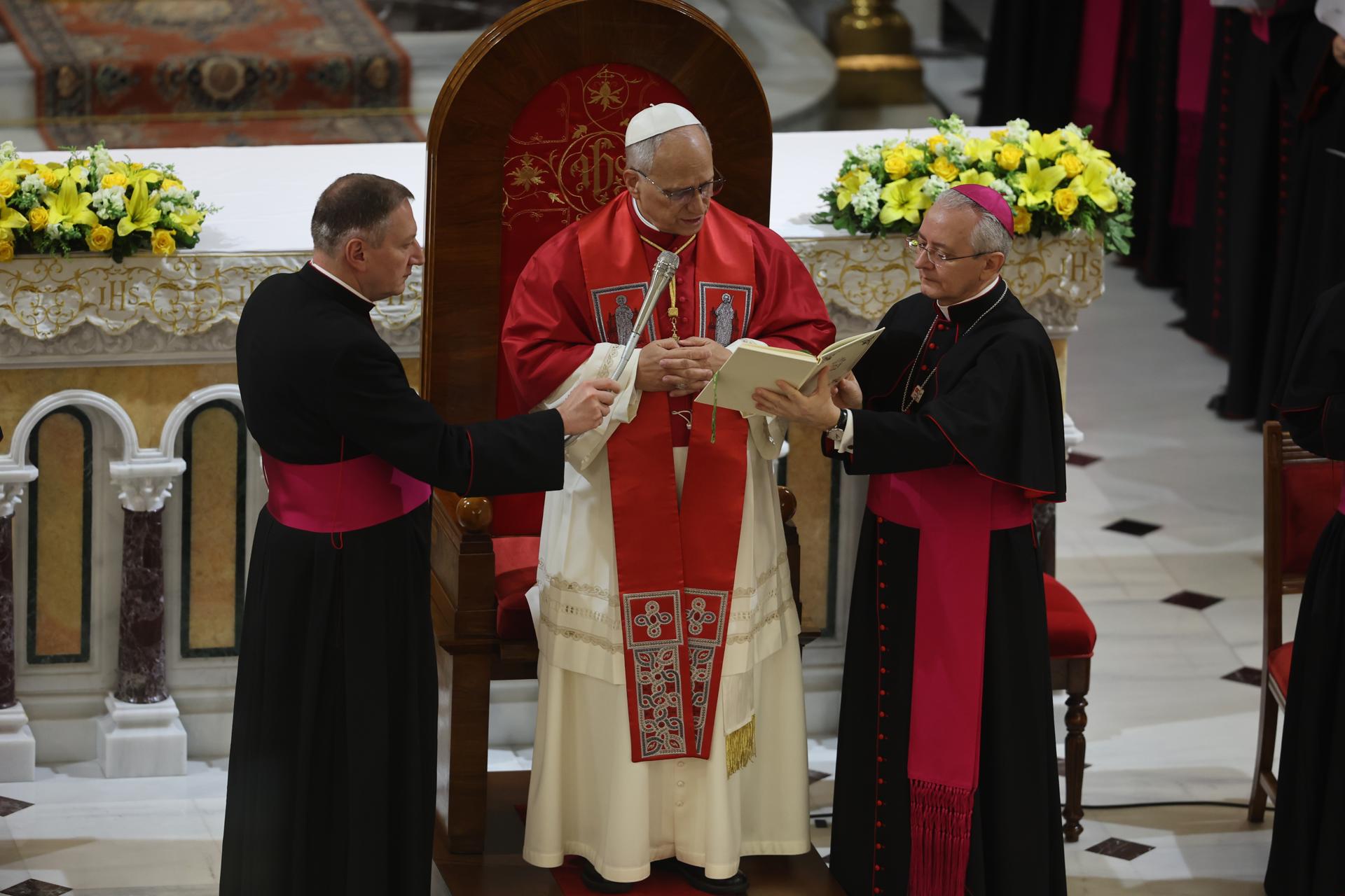 El papa lamenta “el uso de la religión para justificar las guerras”, en misa en Estambul